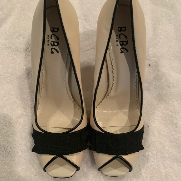 Cream heels with black bow detail - Picture 2 of 2